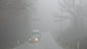 rruget-e-qarkut-diber-te-mbuluara-nga-mjegulla,-veshtiresi-ne-qarkullimin-e-automjeteve