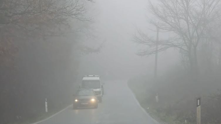 rruget-e-qarkut-diber-te-mbuluara-nga-mjegulla,-veshtiresi-ne-qarkullimin-e-automjeteve