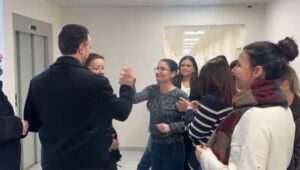 lot-dhe-perqafime/-nendrejtori-i-kadastres-vlore-u-shkarkua-nga-puna-pasi-u-doli-ne-krah-punonjesve,-momentet-kur-del-nga-zyra