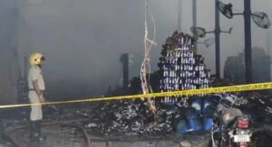 video/-gjithcka-e-shkrumbuar,-te-pakten-8-viktima-pas-zjarrit-qe-shpertheu-ne-nje-magazine-ne-indi