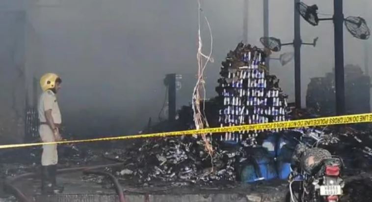 video/-gjithcka-e-shkrumbuar,-te-pakten-8-viktima-pas-zjarrit-qe-shpertheu-ne-nje-magazine-ne-indi