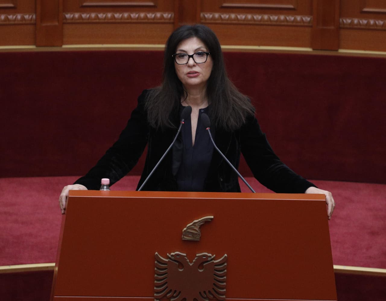 “rruge-qe-cahen-nga-pesha-e-korrupsionit,-jo-e-makinave”,-topalli-numeron-aferat-e-mazhorances:-nga-satelitet-ne-spitalet-pa-drita,-zyrtare-qe-“bien”-nje-nga-nje…