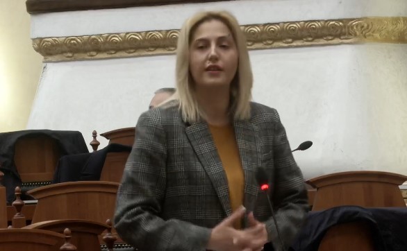 “t’ju-vije-turp,-2.2-mln-euro-shkojne-per-sportin-qe-ka-qejf-klosi”,-ina-zhupa-perplaset-me-mazhorancen:-hodhet-gaz-lotsjelles-te-skaduar,-rrezikuat-shendetin-e-qytetareve