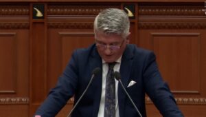 “ilir-proda,-zari-i-suel-celes-eshte-fytyra-juaj”,-gjekmarkaj-mazhorances:-me-24-janar-hodhet-gaz-helmues,-por-nuk-e-mposhtet-vullnetin-e-qytetareve