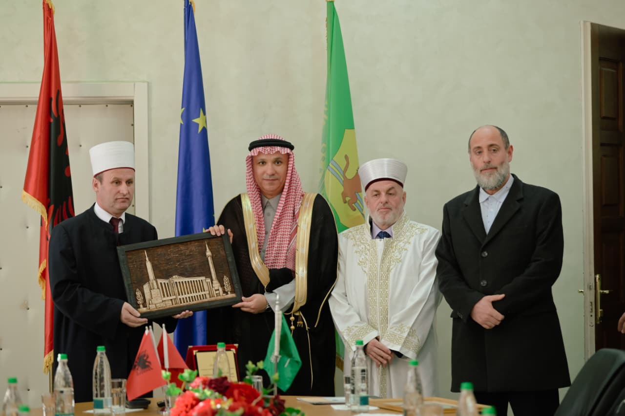 foto/-keshilli-i-qarkut-elbasan-nderon-ambasadorin-e-arabise-saudite-per-kontributin-human-dhe-forcimin-e-marredhenieve-dypaleshe