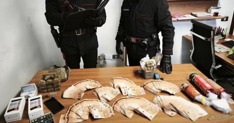 itali,-operacion-antidroge-ne-zonen-e-lombardise-dhe-piemontes,-sekuestrohen-kokaine,-kanabis-dhe-euro.-arrestohen-17-persona,-mes-tyre-dhe-nje-shqiptar