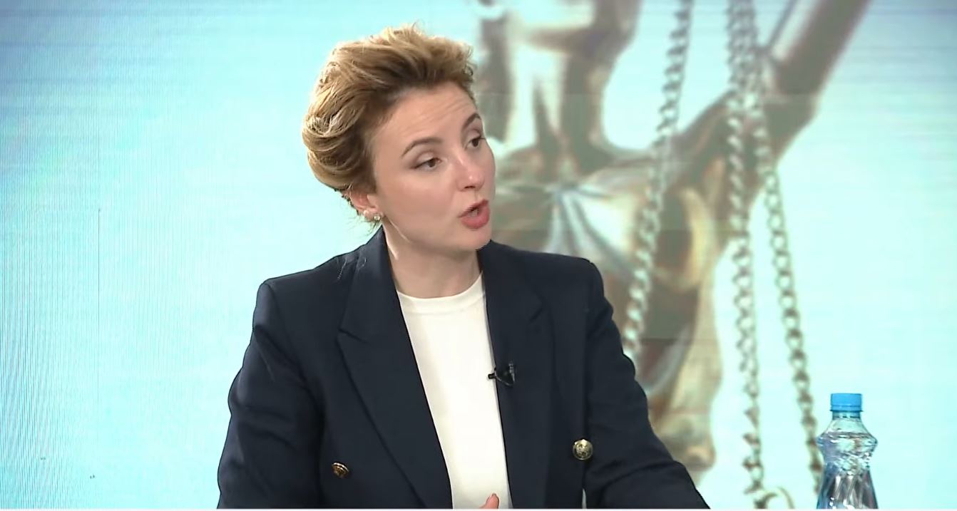 “te-gjithe-deshmitaret-qe-po-deshmojne-ne-spak,-jane-vartes-te-ballukut”,-erisa-xhixho:-si-mundet-nje-e-pandehur-te-kryeje-te-njejten-detyre-per-te-cilen-hetohet?