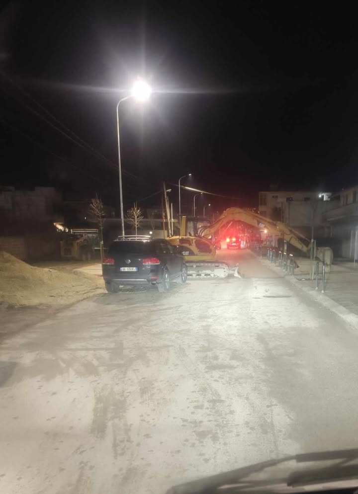 aq-shume-donte-te-shikonte-keta-te-degjeneruarit-e-bigut-ky-shoferi,-sa-e-harroi-mjetin-ne-mes-te-rruges