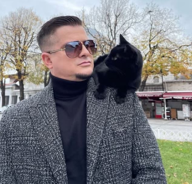 “e-kam-peng”,-kengetari-i-njohur-tregon-biseden-e-fundit-me-shpat-kasapin