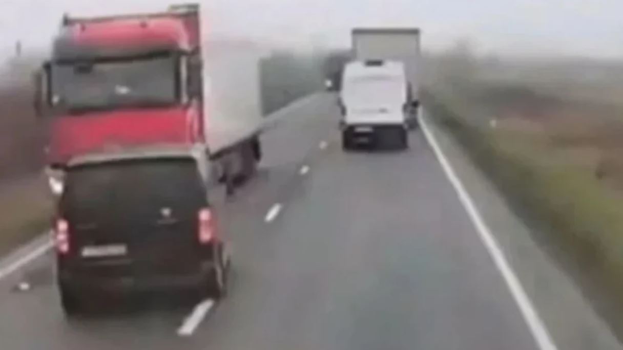 i-mbijetoi-aksidentit-tragjik-me-7-te-vdekur,-i-riu-tregon-se-cfare-ndodhi-brenda-furgonit-ku-udhetonin-tifozet-e-paok-ut-qe-u-perplas-dhunshem-me-kamionin:-u-bllokua…