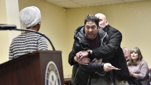 video/-sulmohet-gjate-mbledhjes-kongresmenja-e-minesotes,-ndalohet-autori