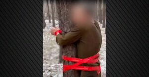 te-zhveshur-dhe-te-lidhur-pas-pemes-ne-temperatura-ekstreme,-shihni-si-torturohen-dy-ushtaret-ruse-qe-donin-‘te-braktisin’-frontin-e-luftes,-i-ushqejne-me…