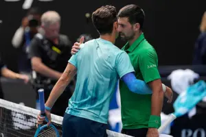 australian-open:-po-humbiste,-djokovic-kualifikohet-pas-terheqjes-se-rivalit,-fitore-per-sinner,-pegula-e-rybakina