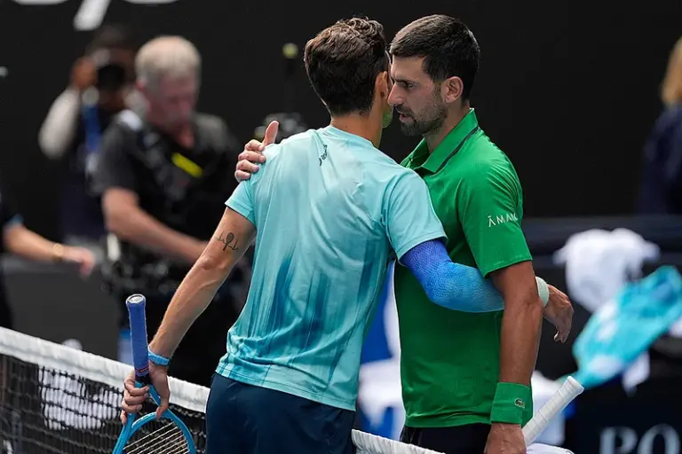 australian-open:-po-humbiste,-djokovic-kualifikohet-pas-terheqjes-se-rivalit,-fitore-per-sinner,-pegula-e-rybakina