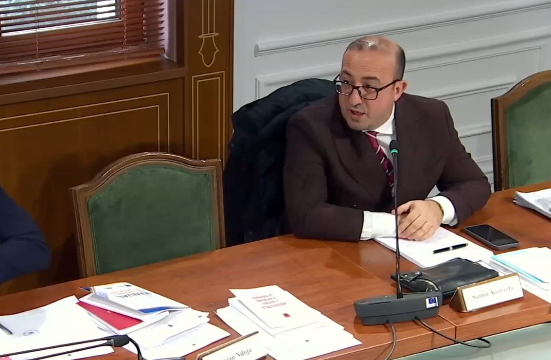 “lushnja-4-ore-pa-drita,-me-mori-plaka-ne-telefon-se-kishte-ftohte,-ngrohej-me-nje-bidon-me-uje”,-korreshi-ironi-te-“ligjet”:-doni-te-hyni-ne-be-me-cizme-me-balte