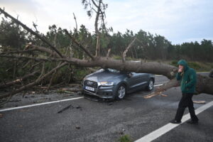 shira-te-rrembyeshem-dhe-erera-te-forta/-‘kristin’-shkakton-dy-te-vdekur-ne-portugali.-pamjet-e-frikshme