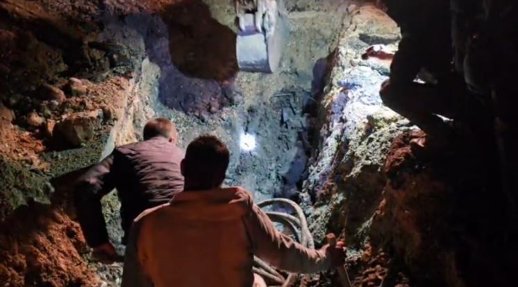 vlore,-po-punonin-per-rrjetin-e-ri-te-ujesjellesit,-firma-demton-linjen-elektrike.-lihet-ne-terr-nje-nga-lagjet-e-qytetit