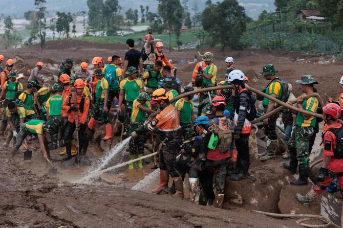 numri-i-te-vdekurve-nga-rreshqitja-e-tokes-ne-indonezi-rritet-ne-38,-dhjetera-te-tjere-jane-ende-te-zhdukur