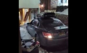 incident-i-rende-ne-hyrjen-e-nje-sinagoge-ne-new-york,-shoferi-perplas-vazhdimisht-makinen-e-tij-ne-seline-e-levizjes-fetare-hebraike