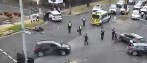 incident-dramatik!-makina-e-vjedhur-perplaset-me-autobusin-e-shkolles,-nxenesit-ne-panik-mes-te-shtenave-me-arme-(video)