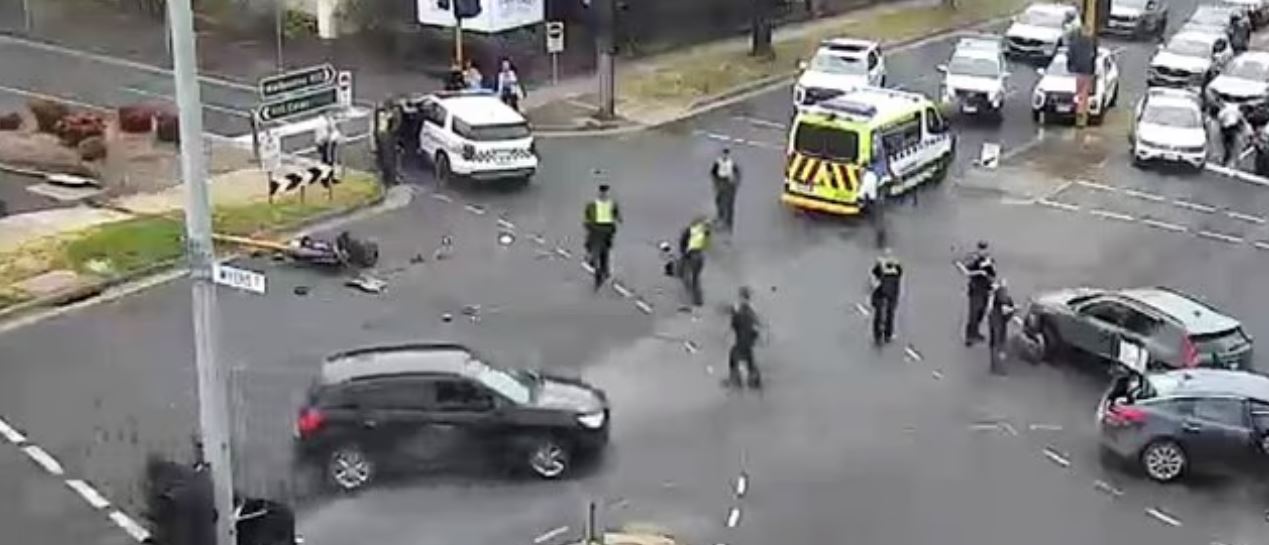 incident-dramatik!-makina-e-vjedhur-perplaset-me-autobusin-e-shkolles,-nxenesit-ne-panik-mes-te-shtenave-me-arme-(video)