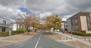 tronditese!-gruaja-i-rremben-nenes-foshnjen-e-porsalindur-nga-karroca-dhe-ia-hedh-pertoke