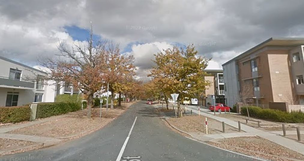 tronditese!-gruaja-i-rremben-nenes-foshnjen-e-porsalindur-nga-karroca-dhe-ia-hedh-pertoke