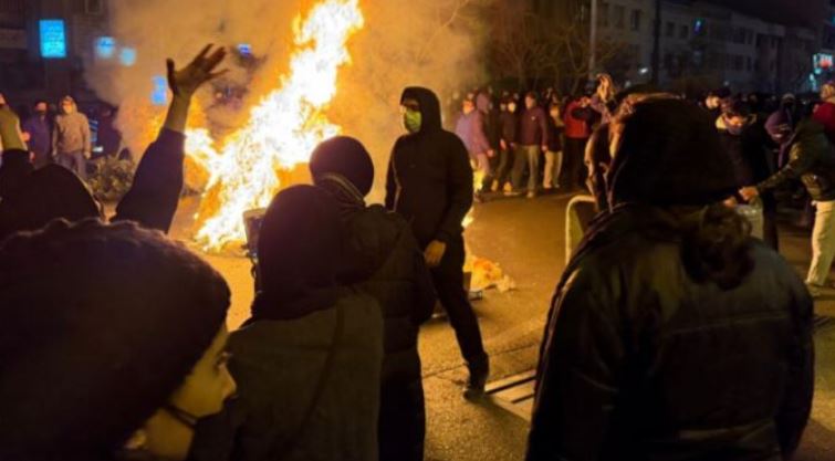 “operuam-per-96-ore-rresht,-pa-fjetur-asnje-minute”/-deshmi-tronditese-nga-irani,-protestuesit-trajtohen-fshehurazi-per-te-shmangur-arrestimin:-mos-na-coni-ne-spital!