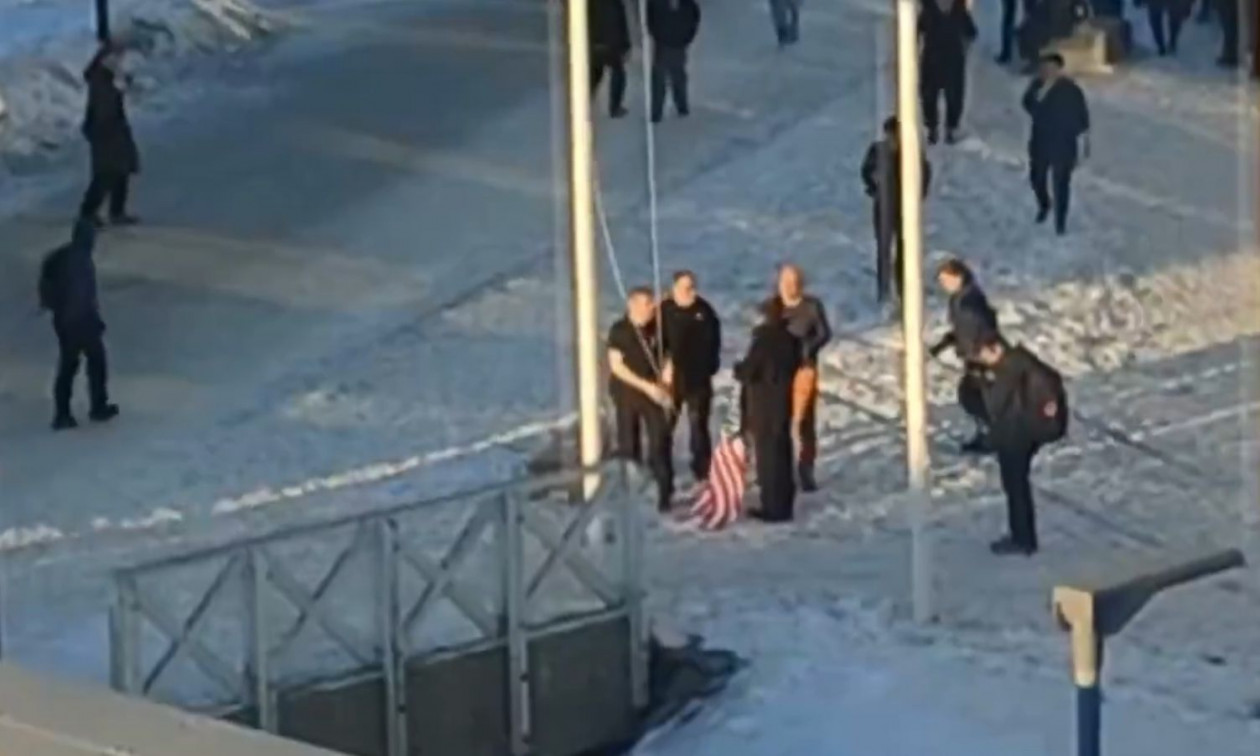 video/-tentoi-te-ngrinte-flamurin-amerikan-ne-qender-te-kryeqytetit-te-groenlandes,-autori-ndalohet-nga-policia