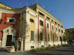 dosja-5d/-u-akuzuan-per-shkelje-te-barazise-ne-tendere,-apeli-i-gjkko-liron-5-ish-zyrtaret-e-bashkise-tirane