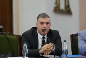 “dorezoni-ballukun”/-blushi-perplaset-me-peleshin:-qytetaret-i-denoni-per-parkim-dysh,-zvkryeministrja-vjedh-miliona.-korruspsioni,-vija-e-kuqe!