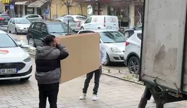 shkrirja-e-kadastres-ne-vlore/-nen-shoqerimin-e-policise,-nis-transferimi-i-materialeve-drejt-tiranes