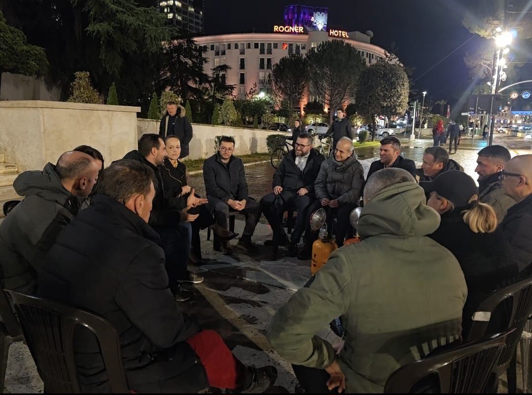 “qeveri-tranzitore,-reforme-zgjedhore-dhe-tryeze-pa-kryetare”,-forumi-i-dialogut-politik-takon-adriatik-lapajn-dhe-aktivistet-e-“shqiperia-behet”