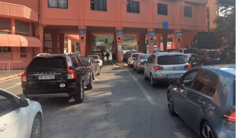 “zhbllokohet”-qafe-thana,-pas-3-ditesh-rifillon-levizja-e-kamioneve