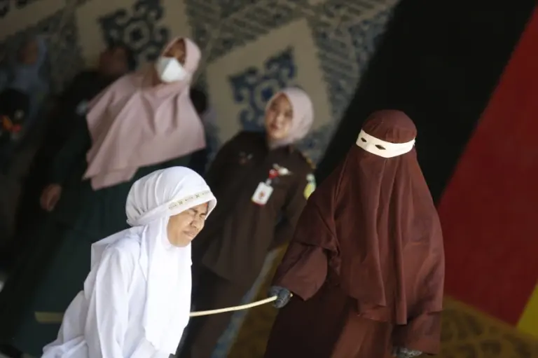 barbari-ne-indonezi/-cift-i-akuzuar-per-marredhenie-seksuale-jashte-marteses-denohet-me-140-kamxhike;-gruaja-humbi-ndjenjat-gjate-ndeshkimit