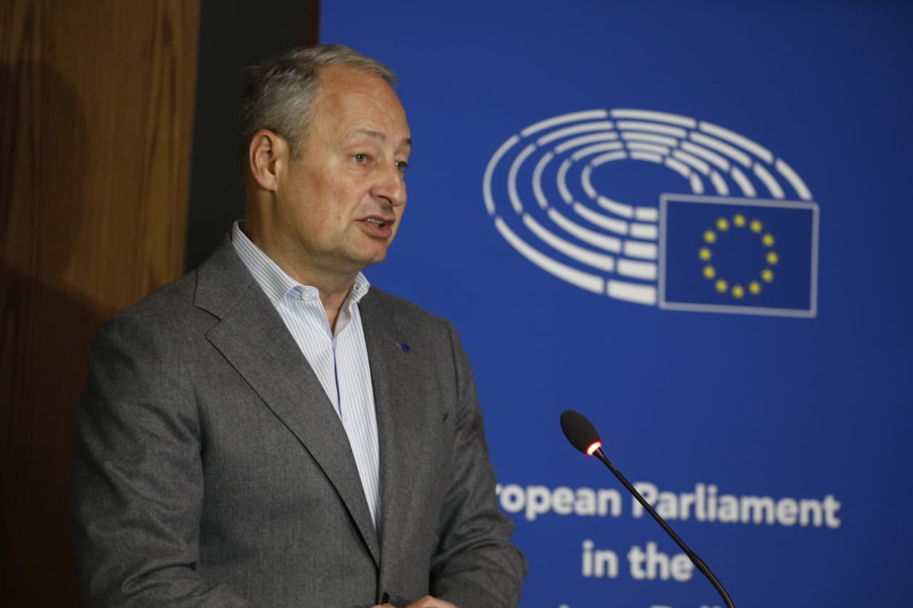 nje-demokraci-me-molotov-apo-nje-stabilokraci-me-kupolen-e-qeverise-te-akuzuar-per-korrupsion?-raportuesi-i-pe:-te-gjejme-mesin-e-arte!