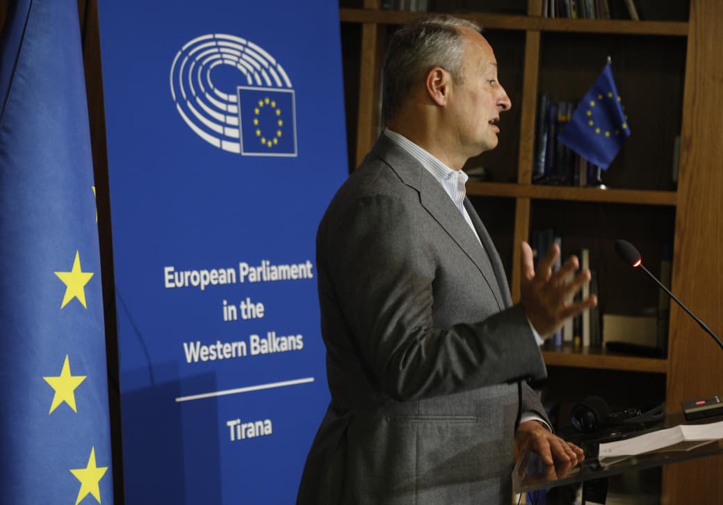 integrimi/-schieder:-nuk-behet-fjale-vetem-per-hapjen-e-kapitujve,-sepse-nuk-duhet-te-ngecesh-ne-vend,-apo-te-besh-hapa-pas!