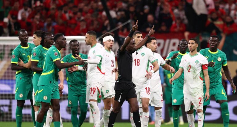 kaosi-ne-finalen-e-kupes-se-afrikes,-pezullime-dhe-gjoba-nga-fifa