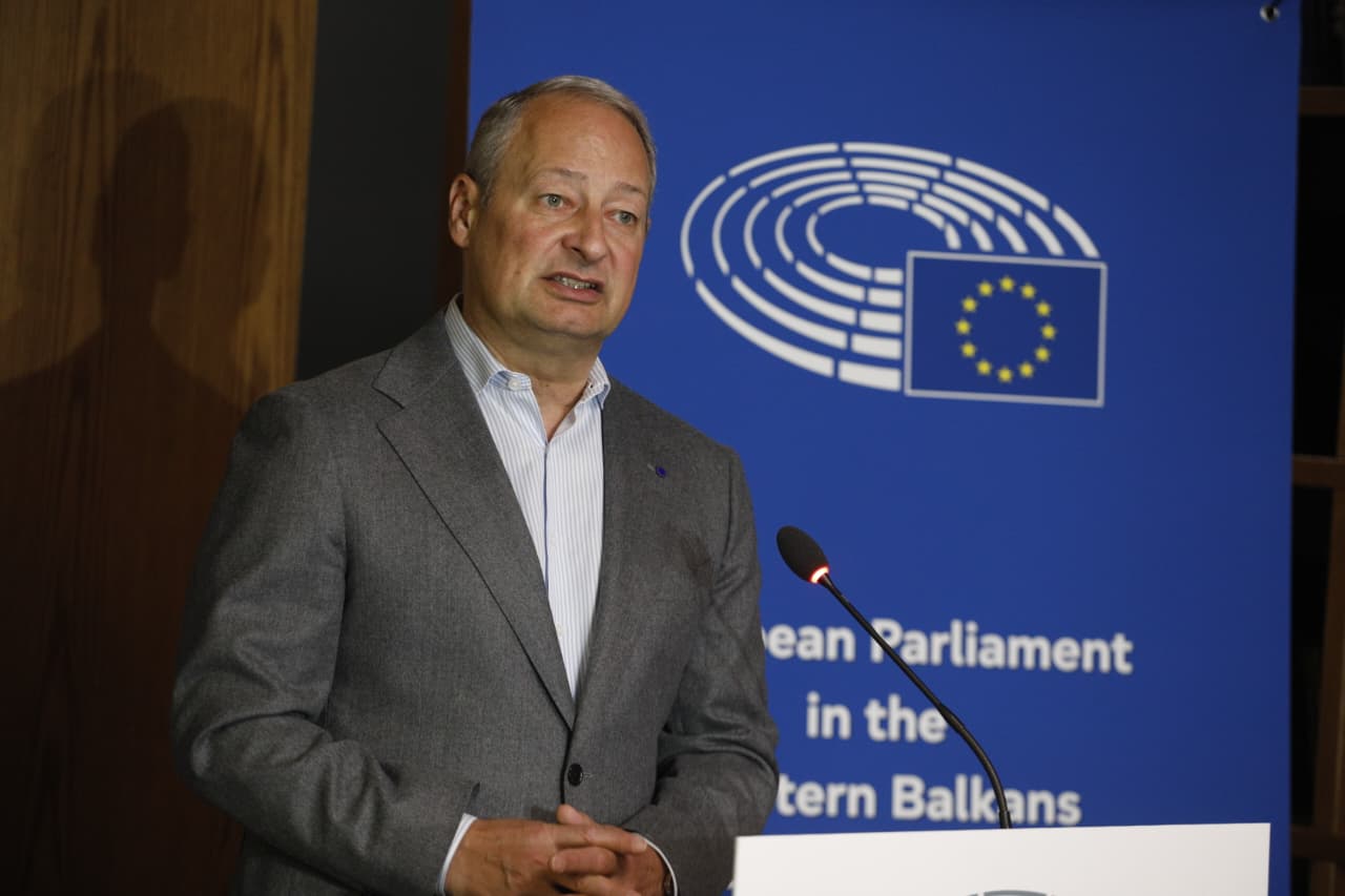 mesazhi-i-forte-i-raportuesit-te-pe-nga-tirana:-ka-ardhur-koha-qe-kultura-politike-ne-shqiperi-te-beje-nje-hap-perpara,-‘jo’-koktejeve-te-molotovit,-luftoni-me-argumente!