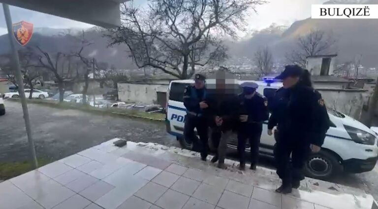 krim-ne-familje-ne-bulqize/-plagosi-me-thike-djalin-e-tij,-arrestohet-58-vjecari