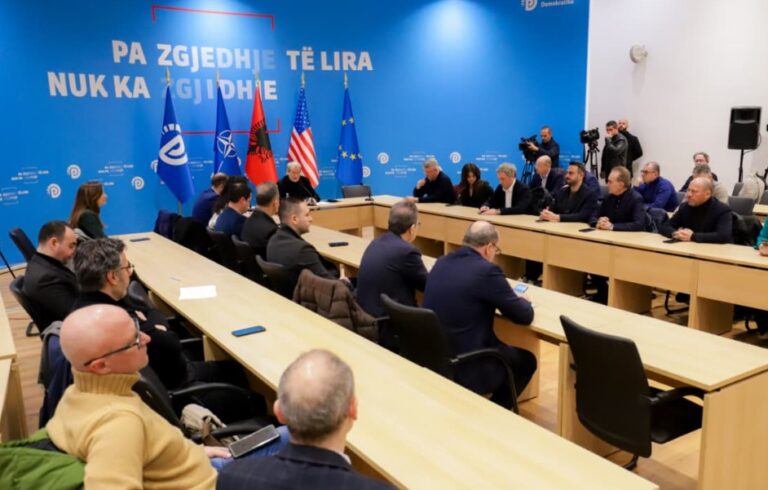 forumi-i-dialogut-politik,-mbahet-takimi-ne-pd/-gazetari-ndan-detaje:-qellimi,-te-bashkoje-opoziten-kunder-keqqeverisjes!