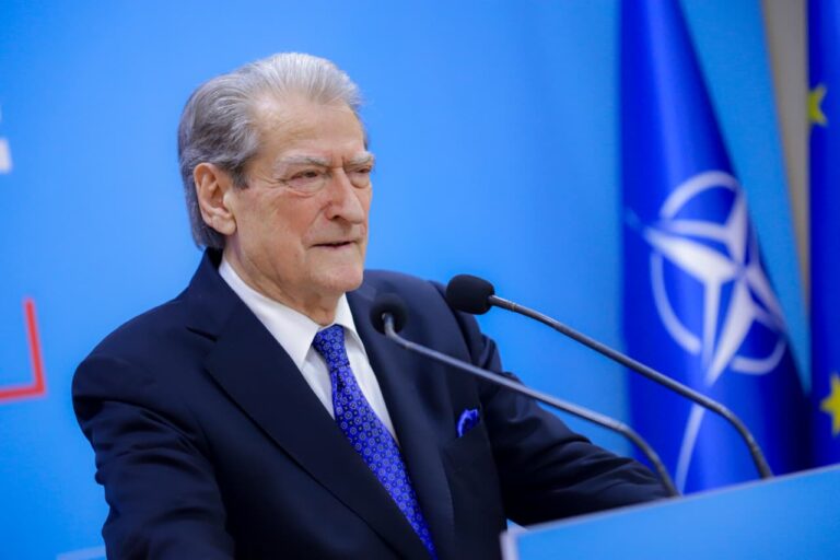 rama-u-shfaq-krah-ballukut-ne-divjake,-berisha:-si-i-‘vdekuri-me-te-gjallin’,-ofendon-shqiptaret-dhe-u-thote:-‘do-ju-plackit’!