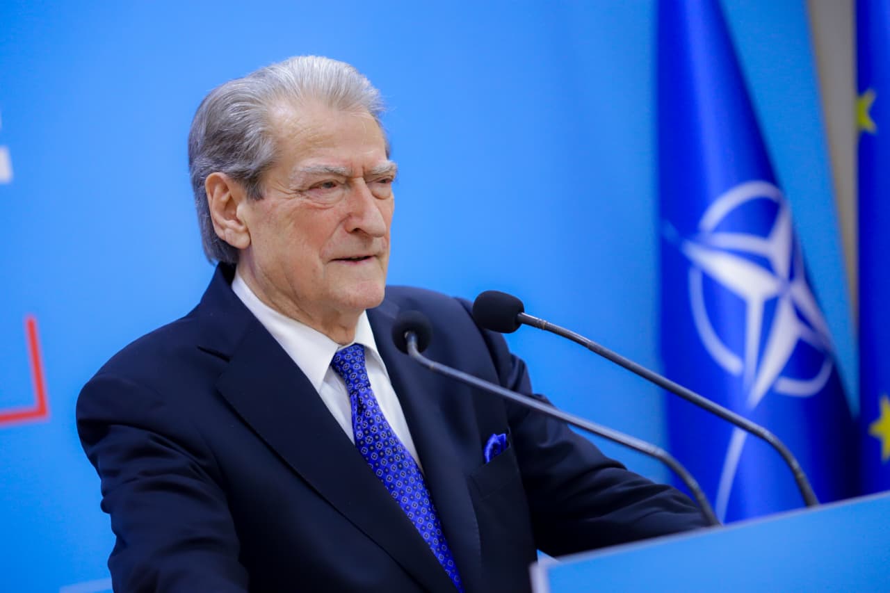 rama-u-shfaq-krah-ballukut-ne-divjake,-berisha:-si-i-‘vdekuri-me-te-gjallin’,-ofendon-shqiptaret-dhe-u-thote:-‘do-ju-plackit’!