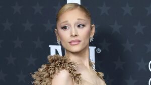 ariana-grande-shfaqet-ne-revisten-vogue-me-6-gishta,-reagimi-epik-i-kengetares-behet-viral