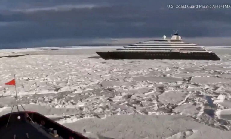 video/-udhetimi-per-pak-kthehet-ne-tragjedi,-anija-luksoze-turistike-bllokohet-ne-akujt-e-antarktides