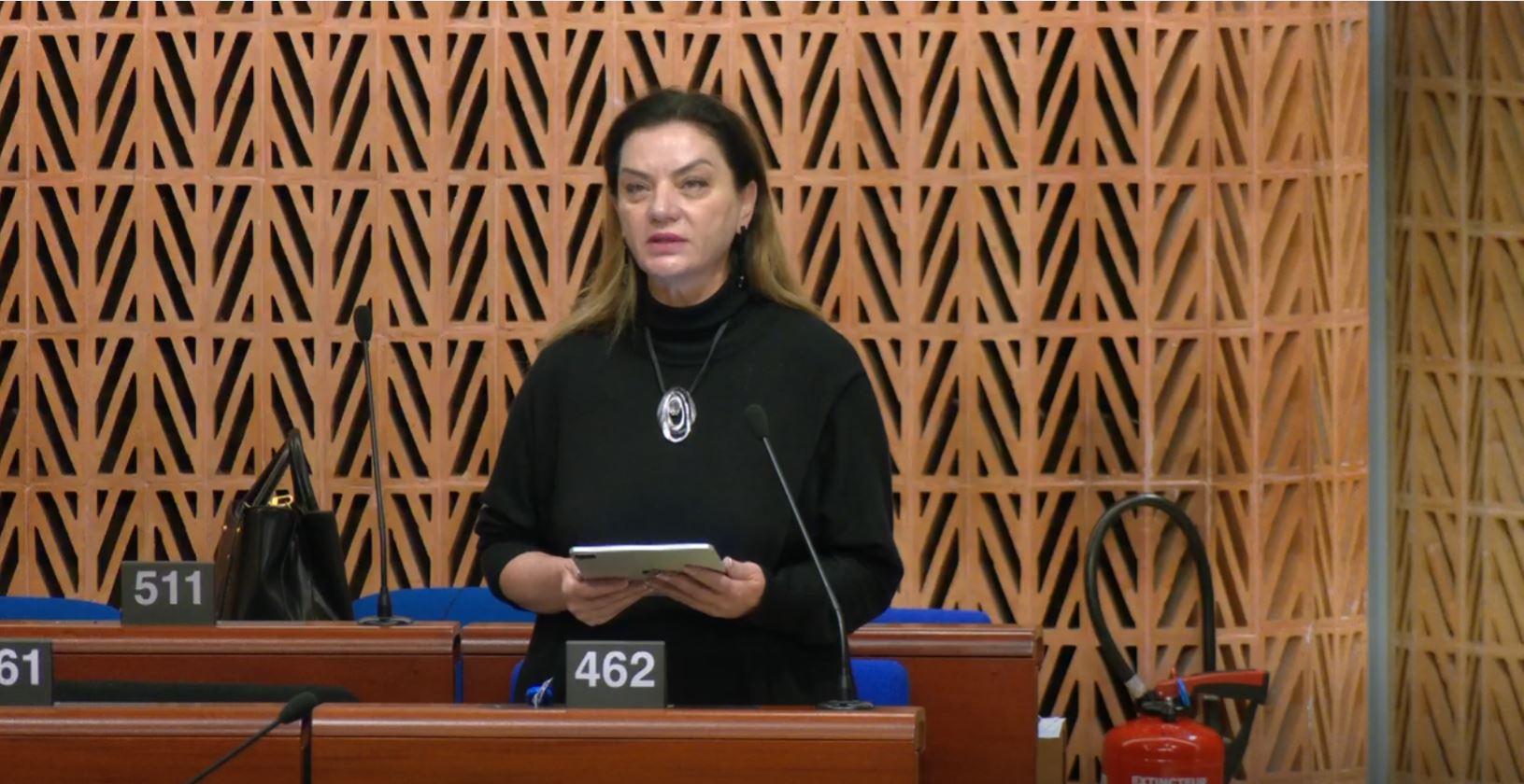 “mungesa-e-raportimit-te-shqiperise-per-karten-sociale,-shkelje-e-rende-demokratike”,-albana-vokshi-nga-strasburgu:-cenon-besimin-tek-institucionet