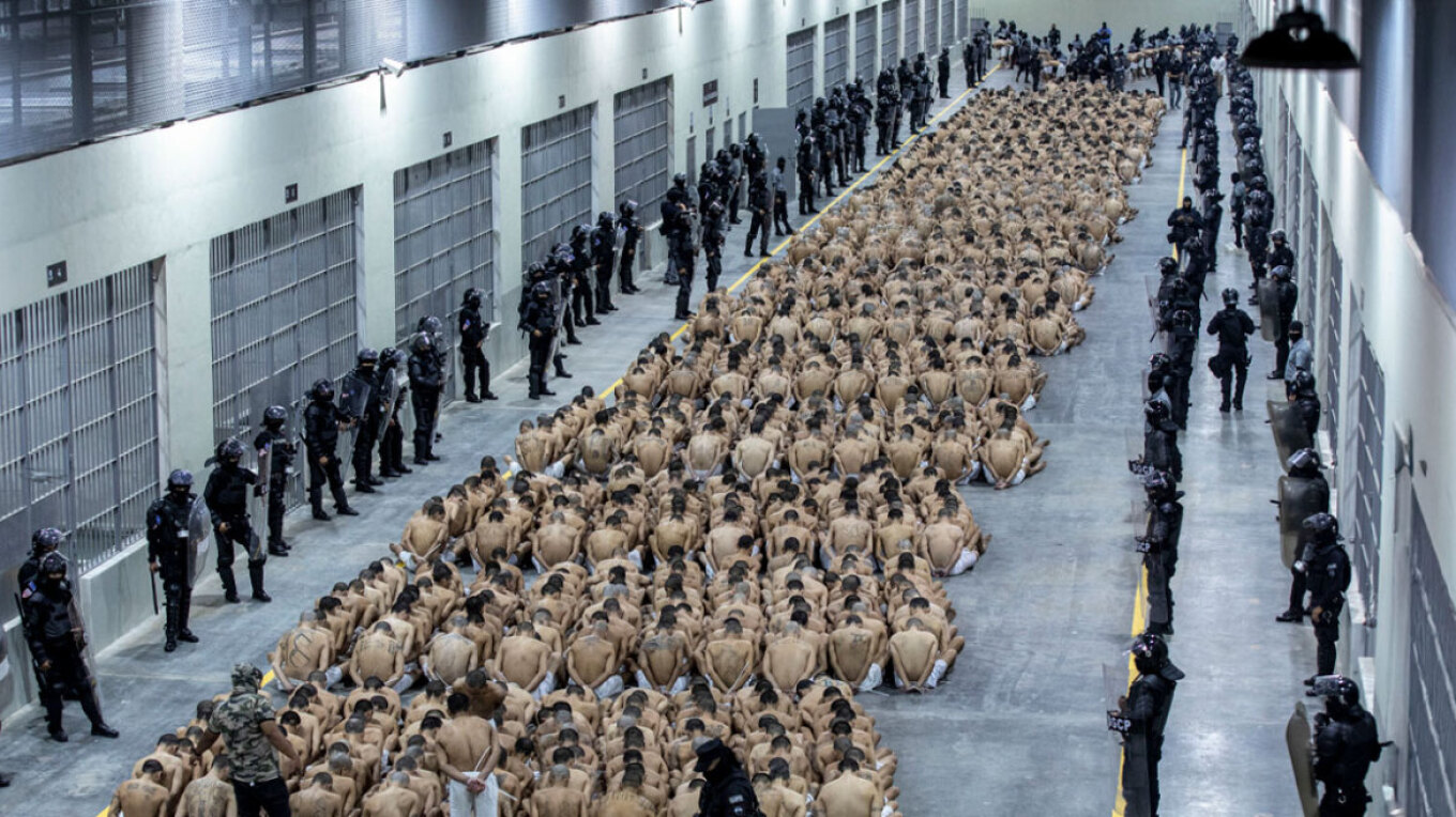 presidenti-i-kilit-viziton-burgun-famekeq-cecot-ne-el-salvador:-duam-ta-studiojme!