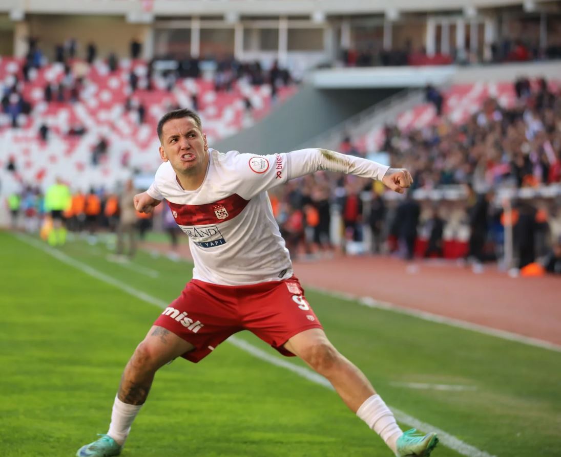 manaj-heq-dore-nga-milionat,-rezervon-avionin-per-sivas,-rikthim-i-bujshem-ne-turqi