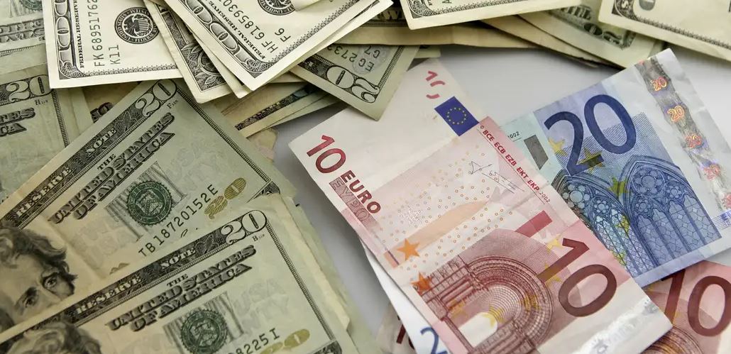 dw:-a-eshte-monedha-amerikane-rrezik-per-europen?-euro-kundrejt-dollarit-ne-nivelin-me-te-larte-qe-nga-viti-2021