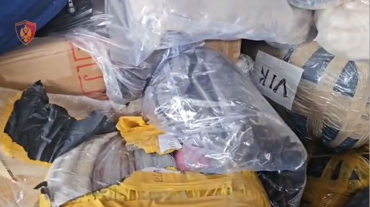 kontrabandonin-veshje-nga-kina-dhe-nga-turqia,-i-magazinonin-ne-tirane-dhe-shmangnin-detyrimet-tatimore,-3-ne-pranga